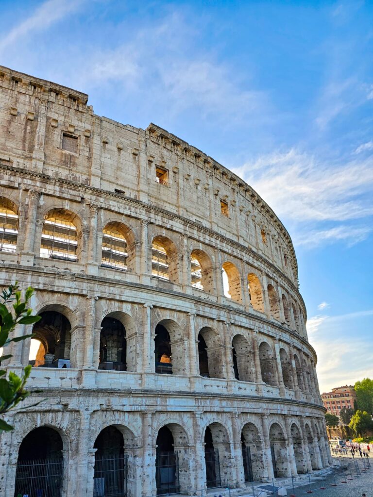 Uma das partes do Coliseu de Roma em Itália