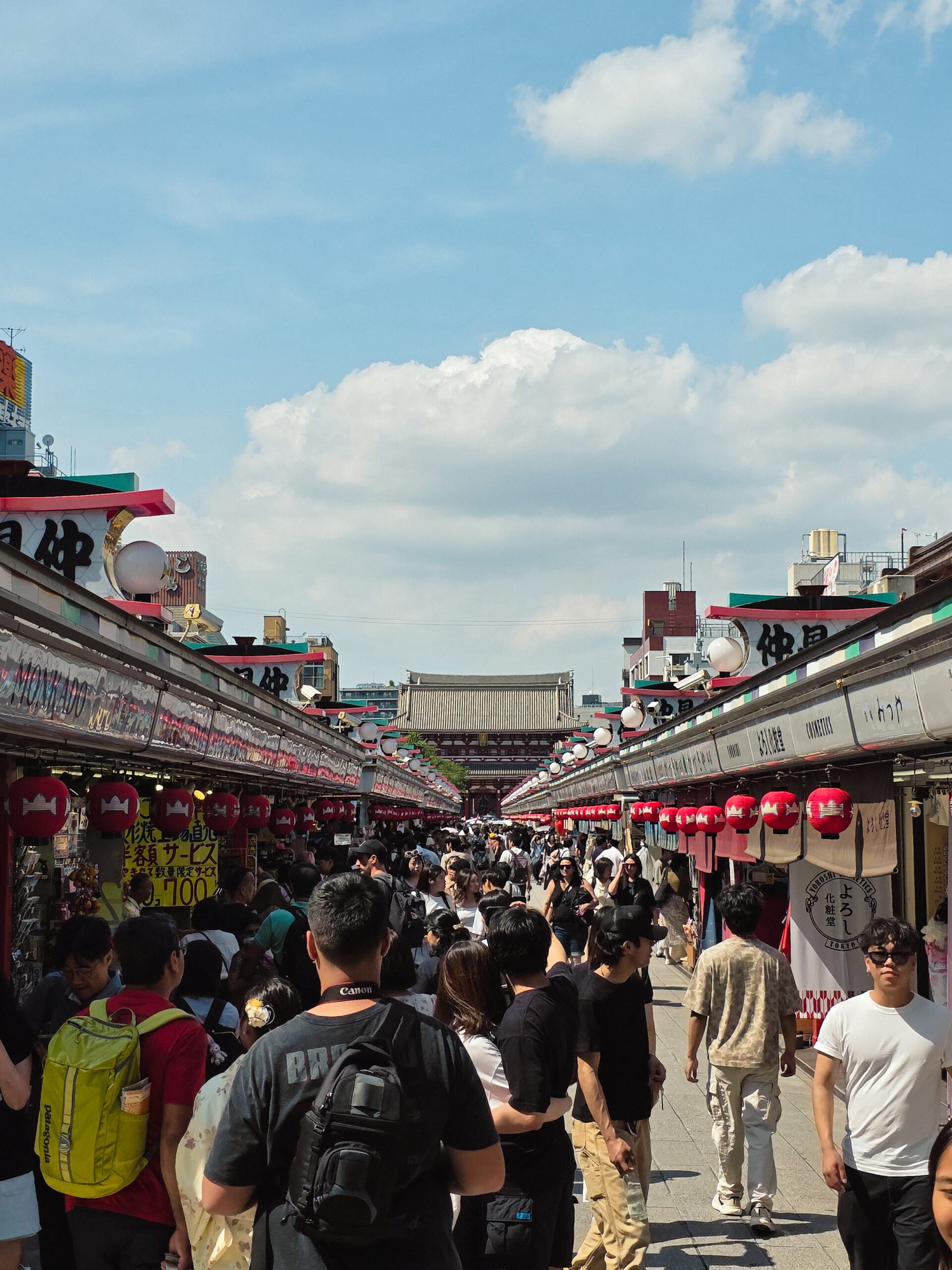 nakamise-street A Nakamise Street está repleta de lojas de souvenirs e iguarias japonesas para provar.