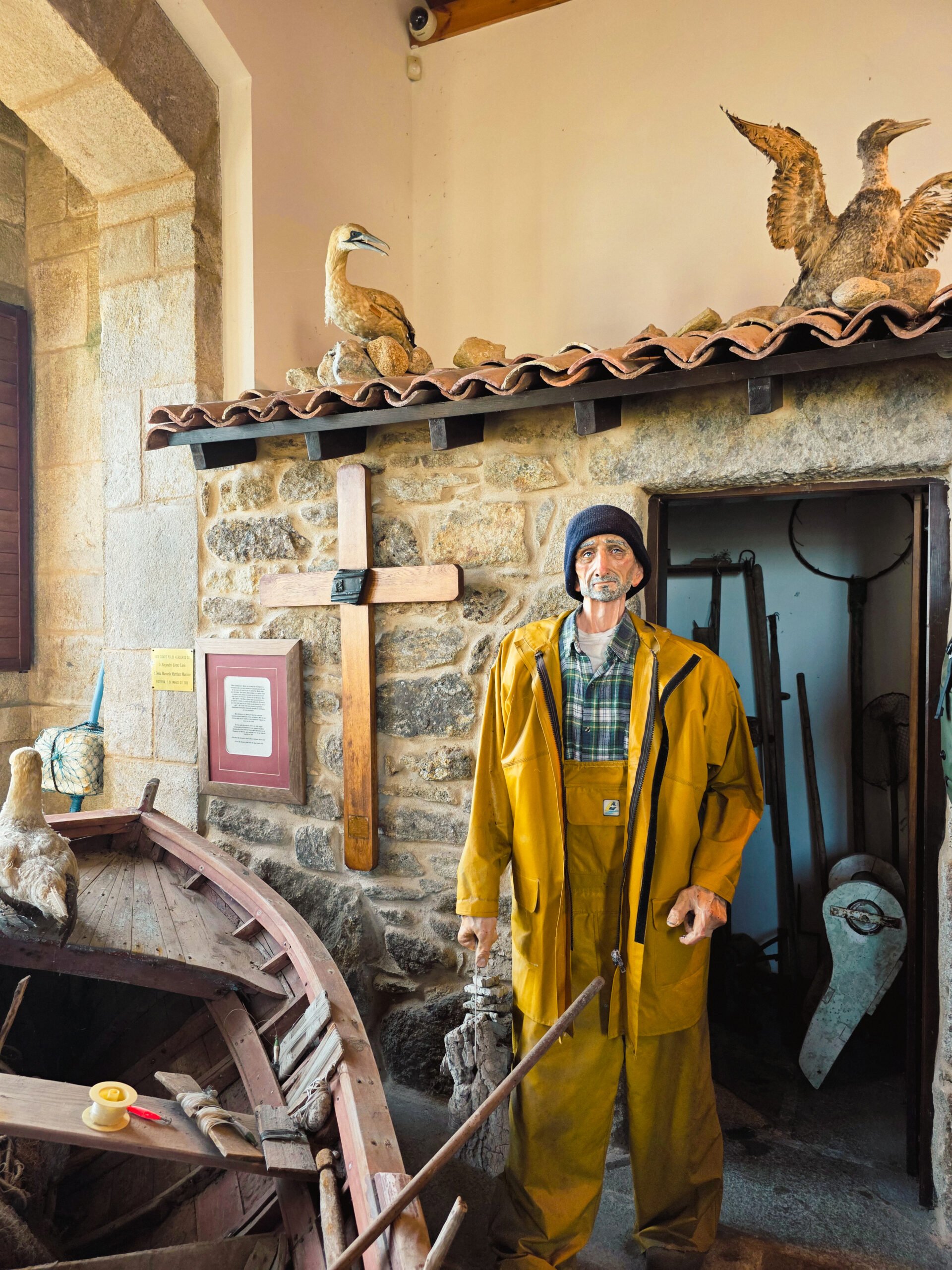 exposicao-museu-pesca-finisterra Exposição no interior do Museu da Pesca de Finisterra, com objetos ligados à história marítima galega.