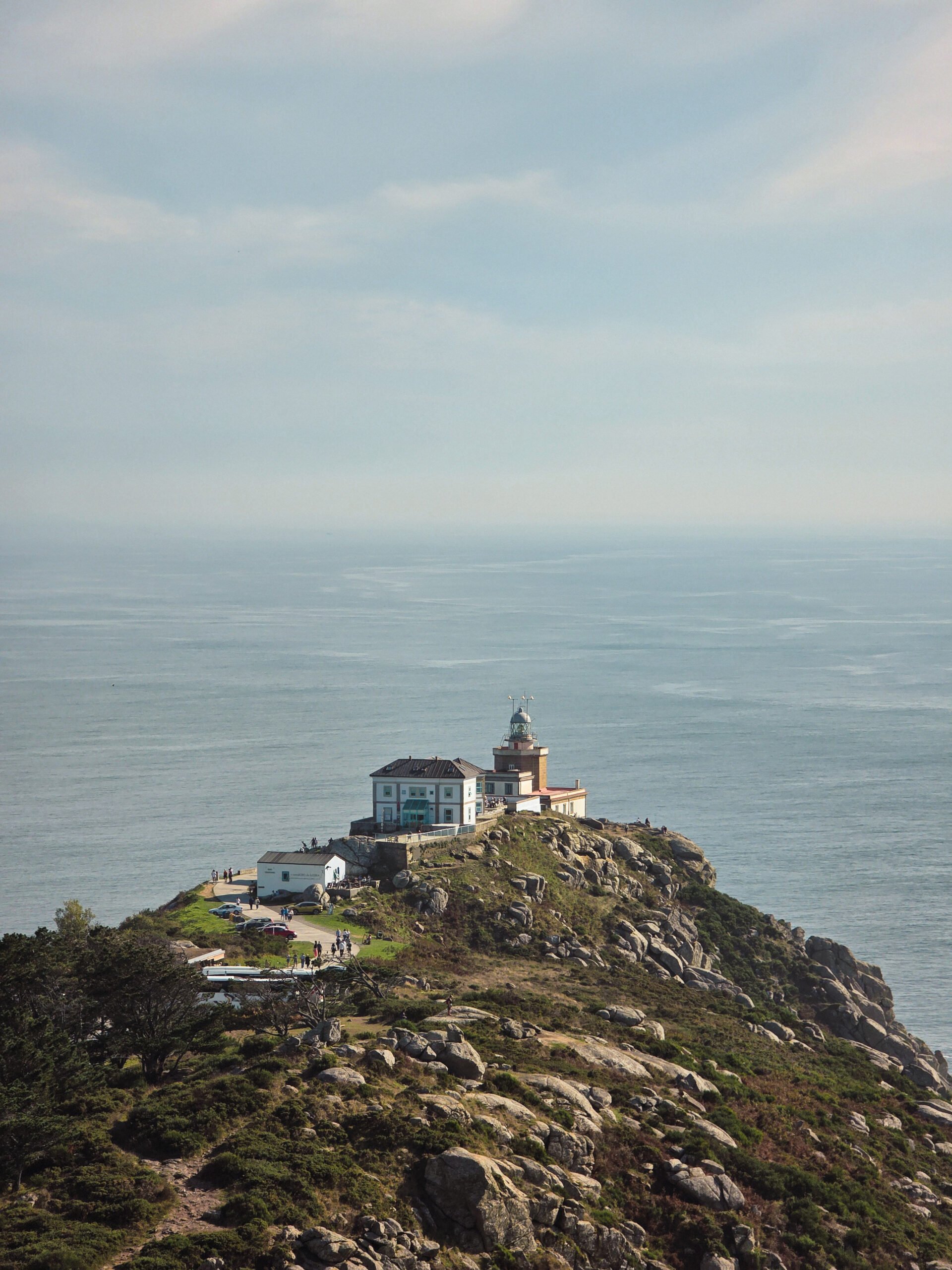 farol-cabo-finisterra-vista-panoramica Vista panorâmica do Farol de Finisterra no Cabo Finisterra, o ponto mais ocidental da Galiza, banhado pelo Atlântico.