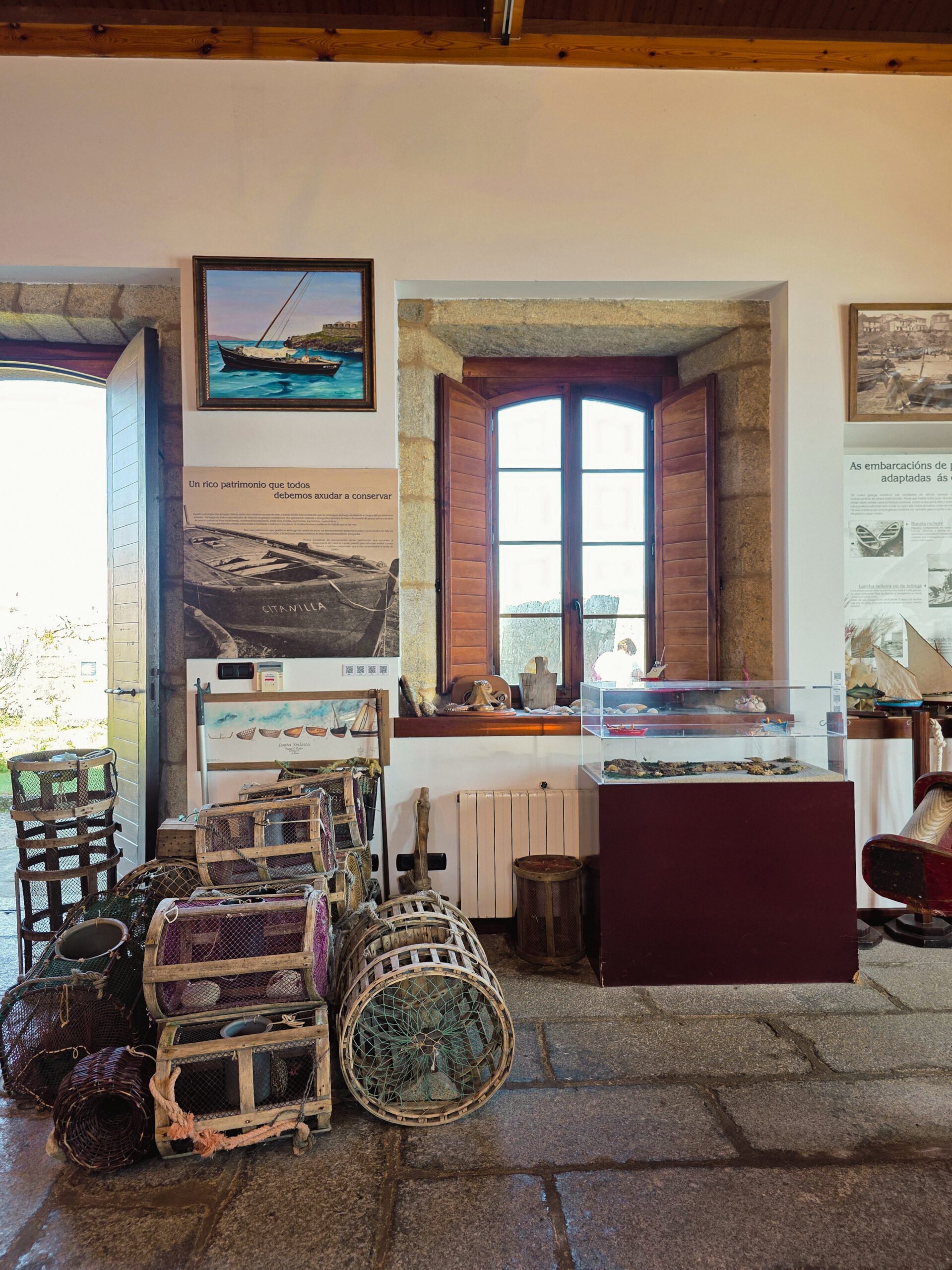 guia-manolo-museu-pesca-finisterra O guia Manolo durante uma visita ao Museu da Pesca de Finisterra, partilhando histórias e memórias do mar.
