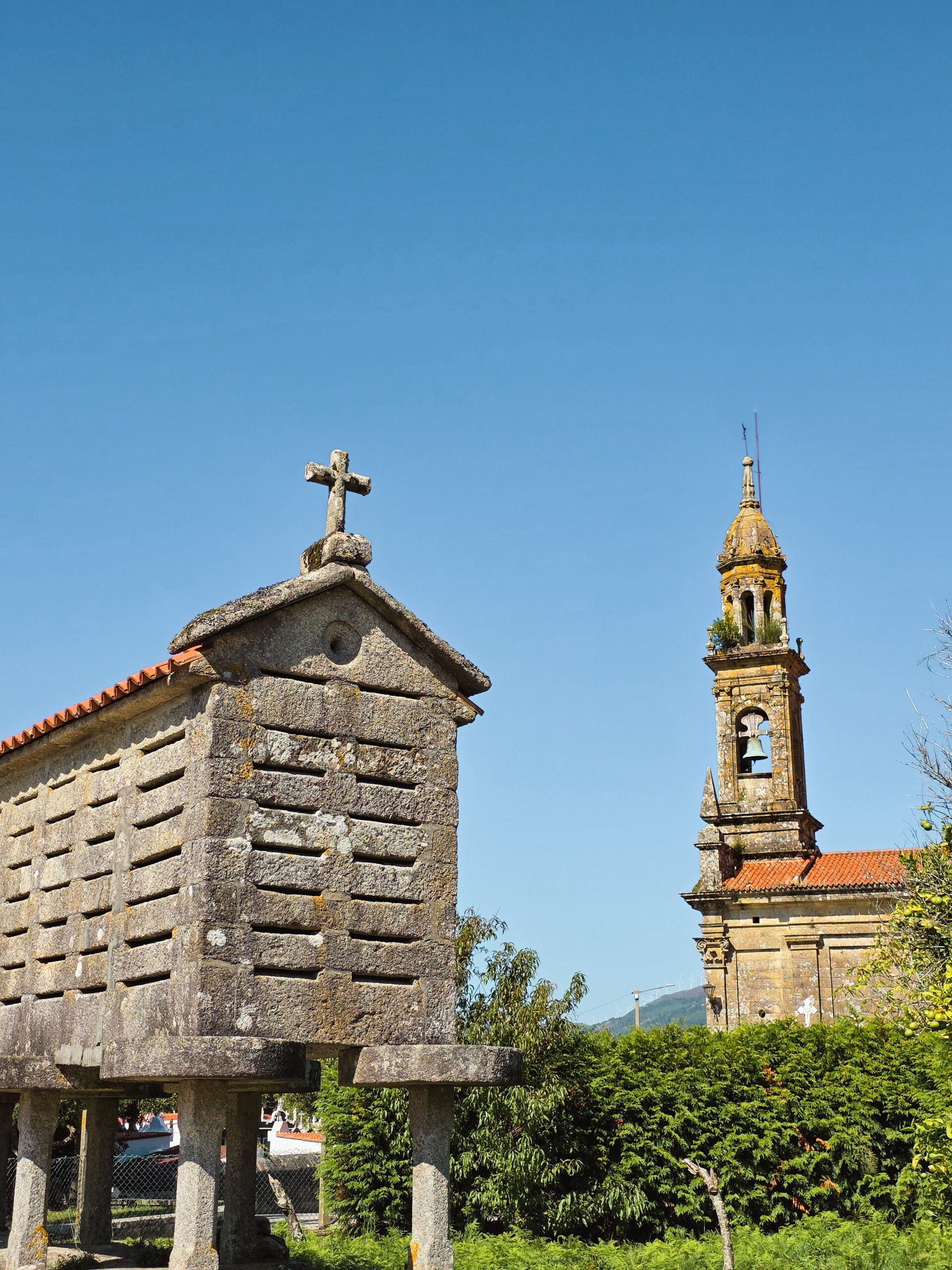 horreo-de-carnota-detalhe-arquitetura Detalhe do hórreo de Carnota, mostrando a estrutura em pedra e madeira típica das construções galegas tradicionais.
