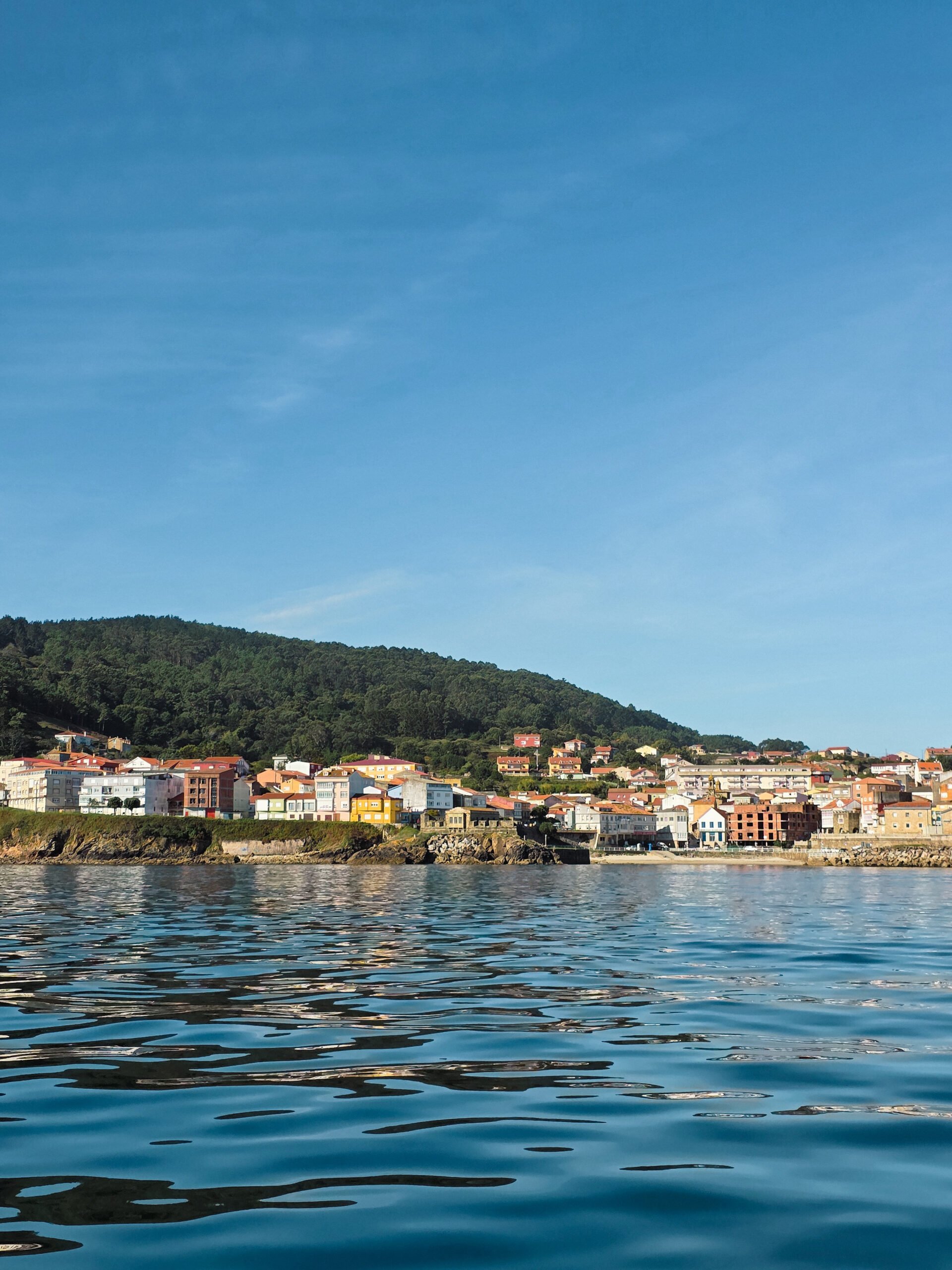 ilhas-lobeiras-vista-mar Vista das ilhas Lobeiras, pequenas ilhotas rochosas ao largo de Finisterra, rodeadas pelo azul intenso do Atlântico.