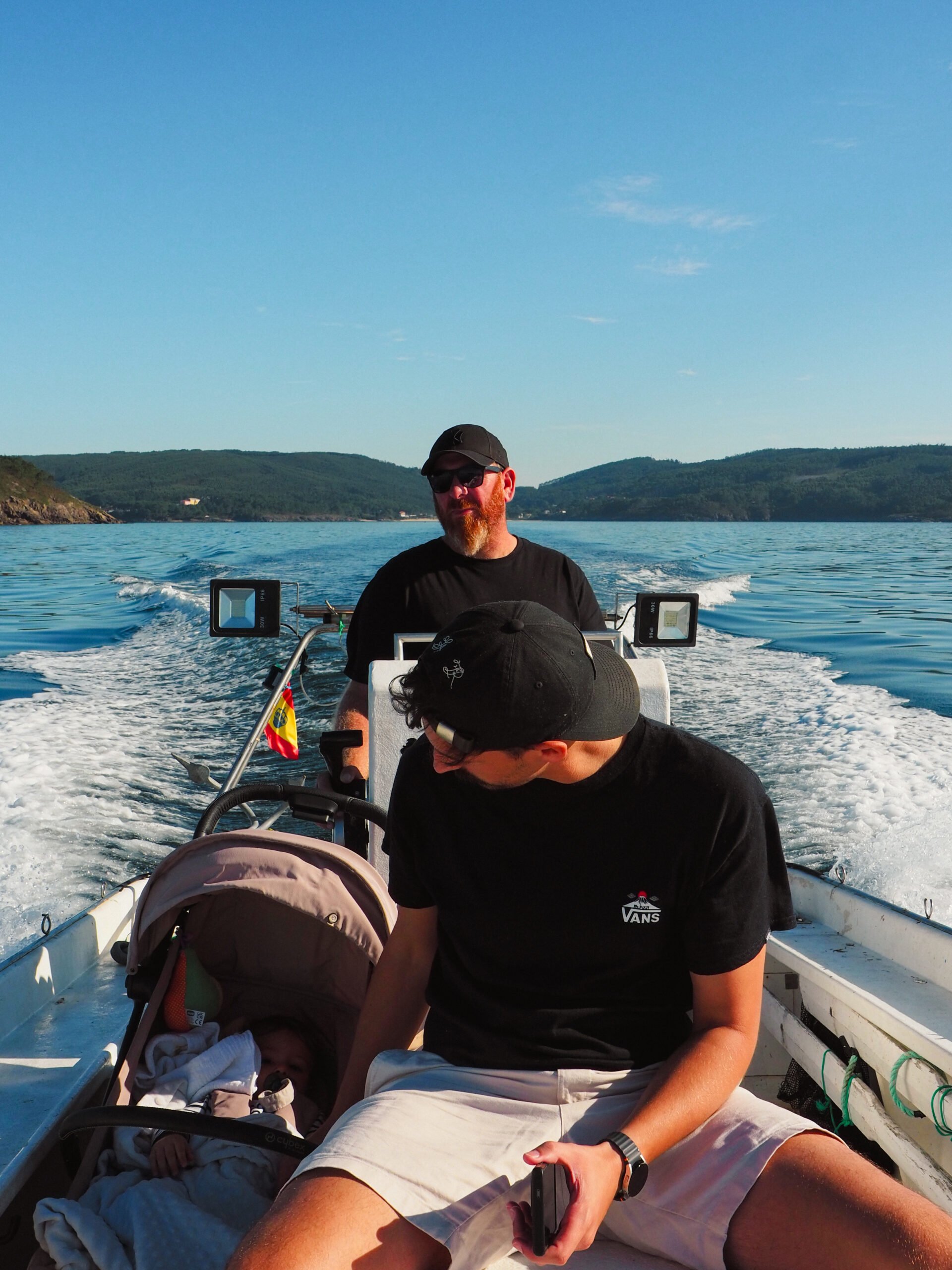 Passeio de barco pelas ilhas Lobeiras, partindo de Finisterra, com vista para o Atlântico sereno.