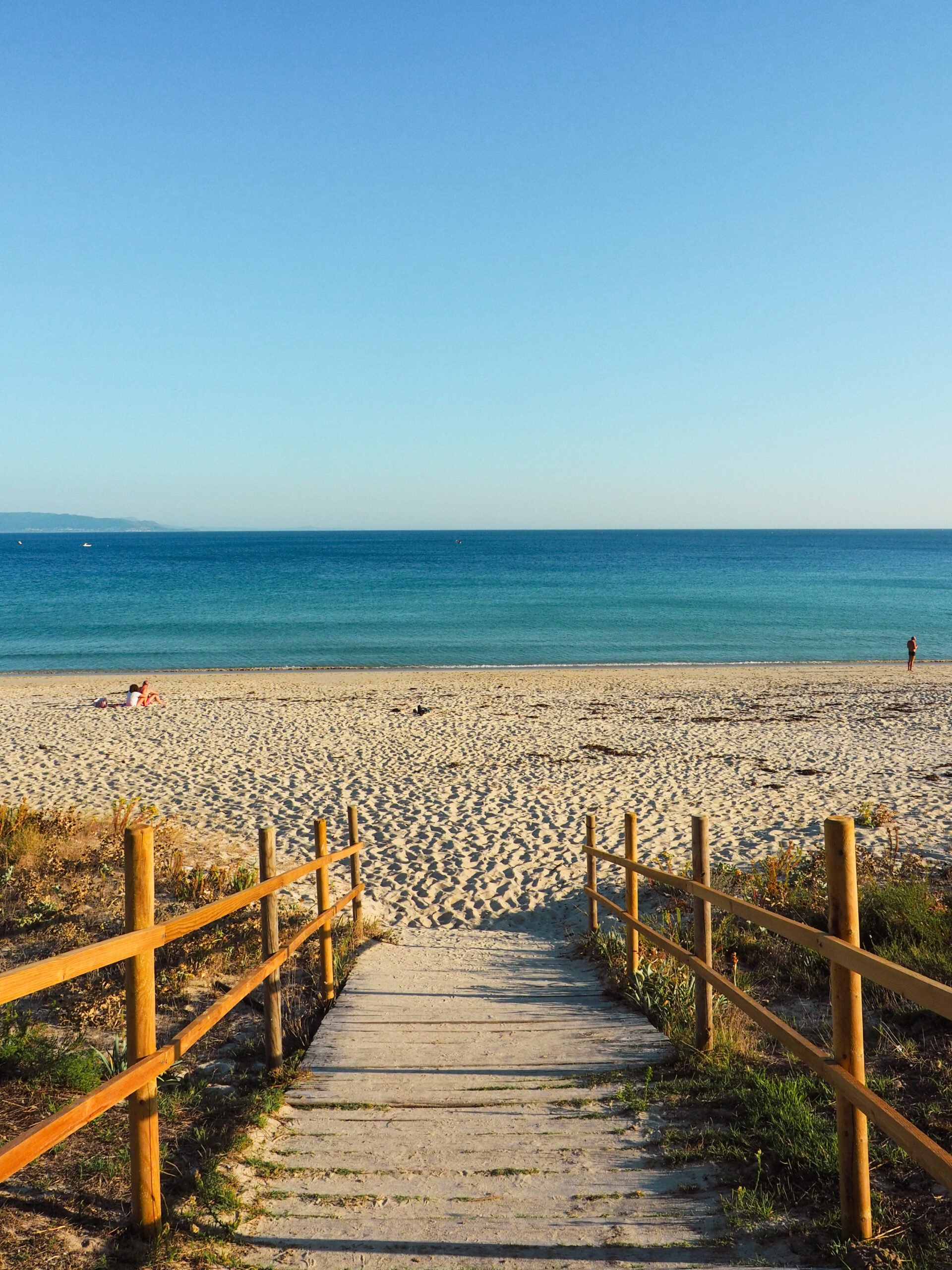 Vista da Praia da Langosteira, em Finisterra, com o Atlântico calmo e areais dourados.