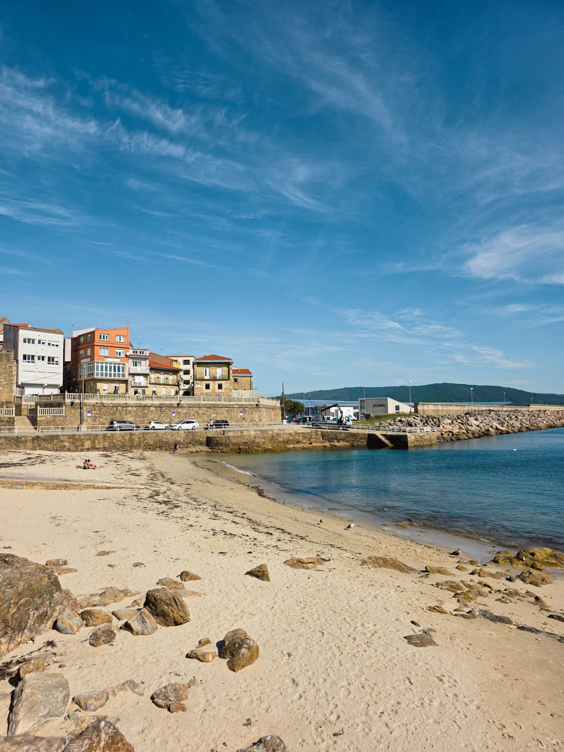 praia-da-ribeira-finisterra-porto Vista da Praia da Ribeira, em Finisterra, junto ao porto e às casas típicas de pescadores da Costa da Morte.