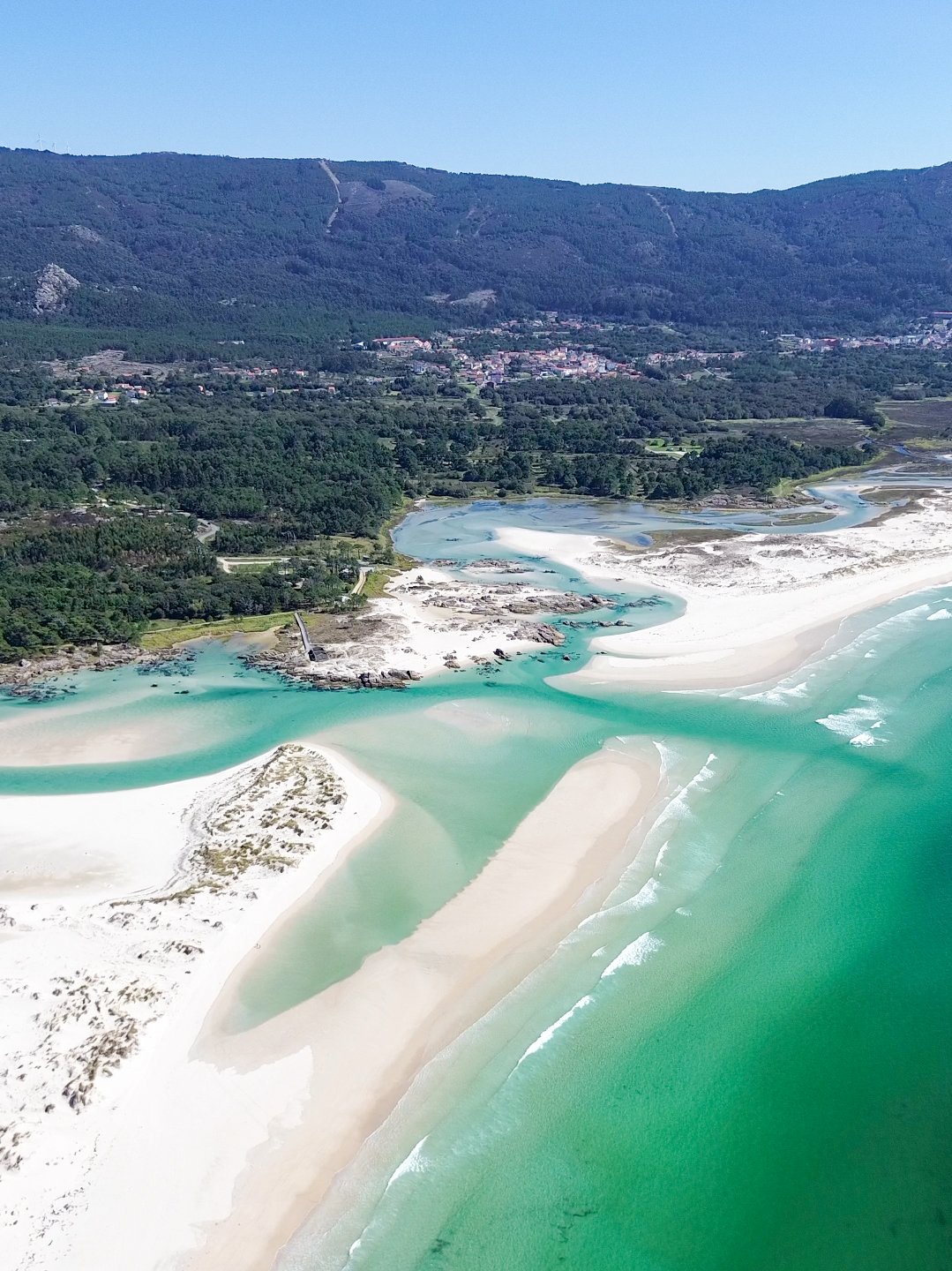 praia-de-carnota-costa-da-morte-drone Vista aérea da Praia de Carnota, na Costa da Morte, com o seu extenso areal branco junto ao mar Atlântico.