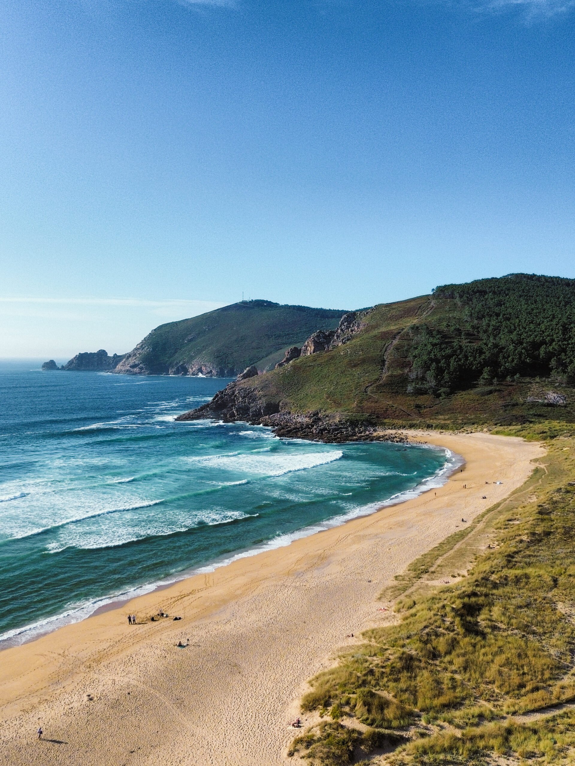praia-mar-de-fora-finisterra-atlantico Ondas do Atlântico a bater na areia da Praia de Mar de Fóra, uma das mais selvagens de Finisterra.