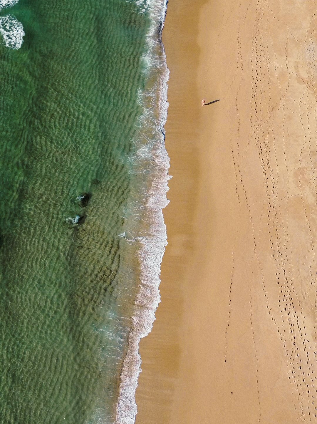 praia-mar-de-fora-finisterra-drone Vista aérea da Praia de Mar de Fóra, em Finisterra, com o mar aberto típico da Costa da Morte.
