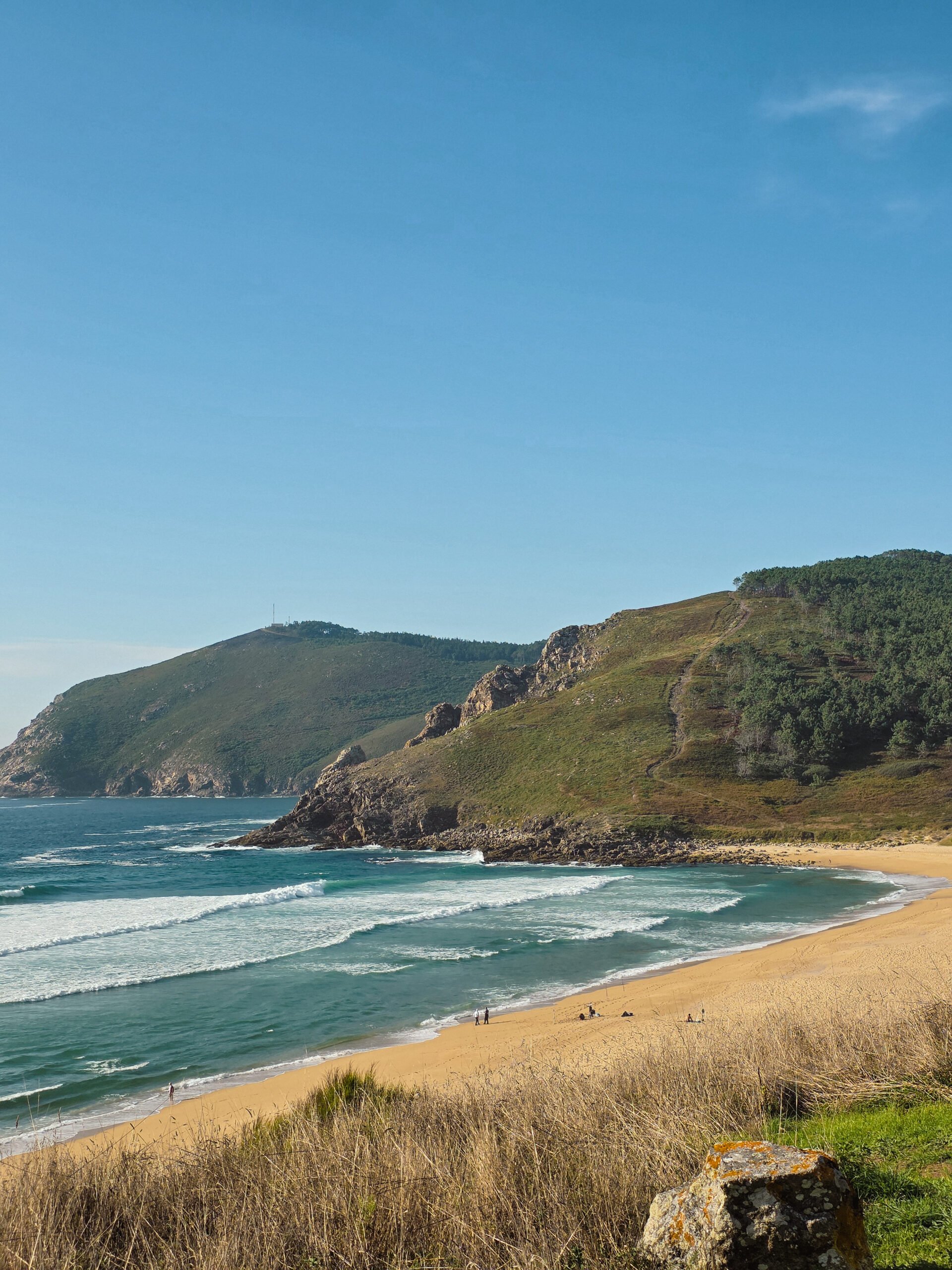praia-mar-de-fora-finisterra Vista da Praia de Mar de Fóra, em Finisterra, com o Atlântico aberto e a paisagem selvagem típica da Costa da Morte.