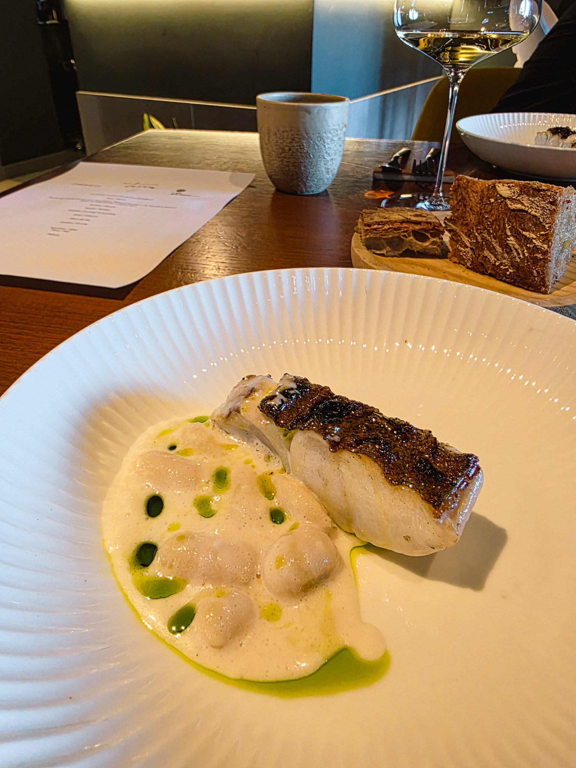 restaurante-terra-abadecho-favas-finisterra Prato de abadecho com favas no restaurante Terra, em Finisterra — uma combinação delicada de sabores atlânticos.