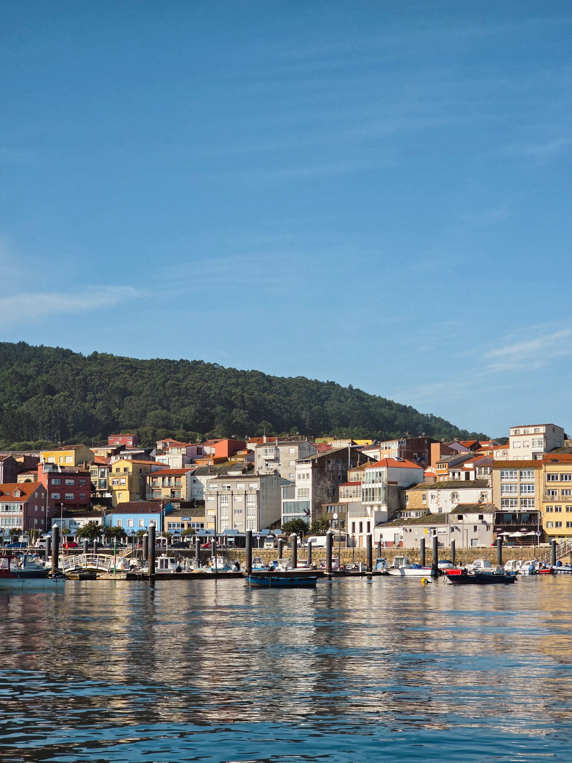 vila-de-finisterra-galiza Vista panorâmica da vila de Finisterra, na Costa da Morte, com as casas coloridas junto ao mar.