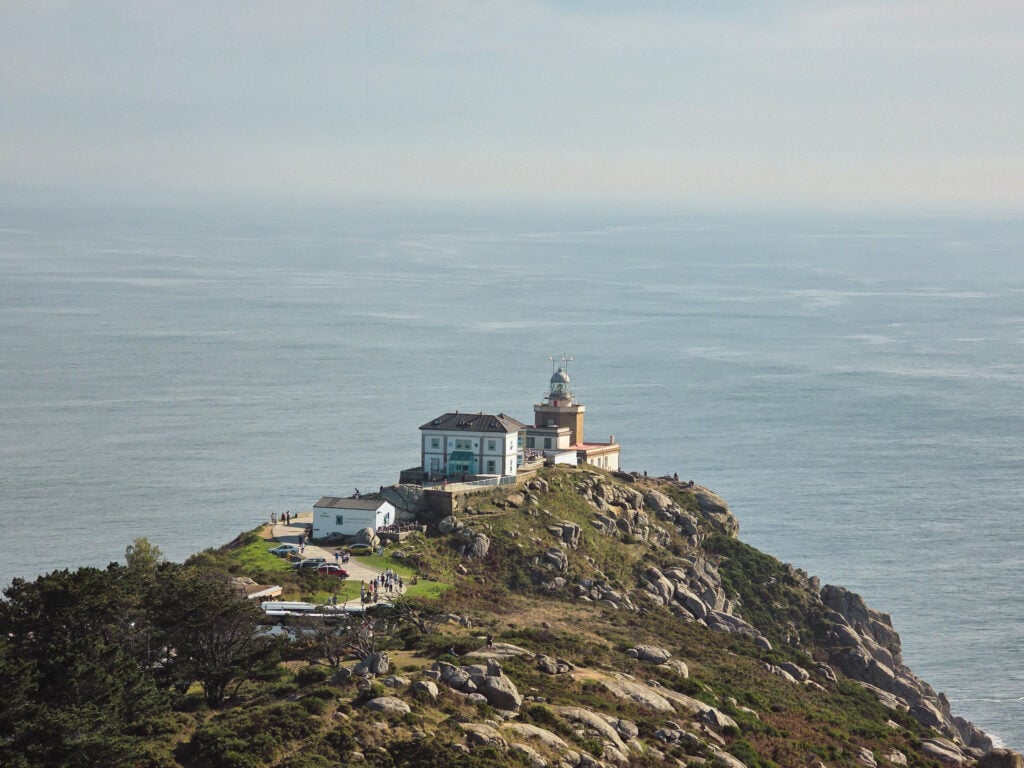 Vista panorâmica do Cabo Finisterra, na Galiza, com o Atlântico ao fundo.