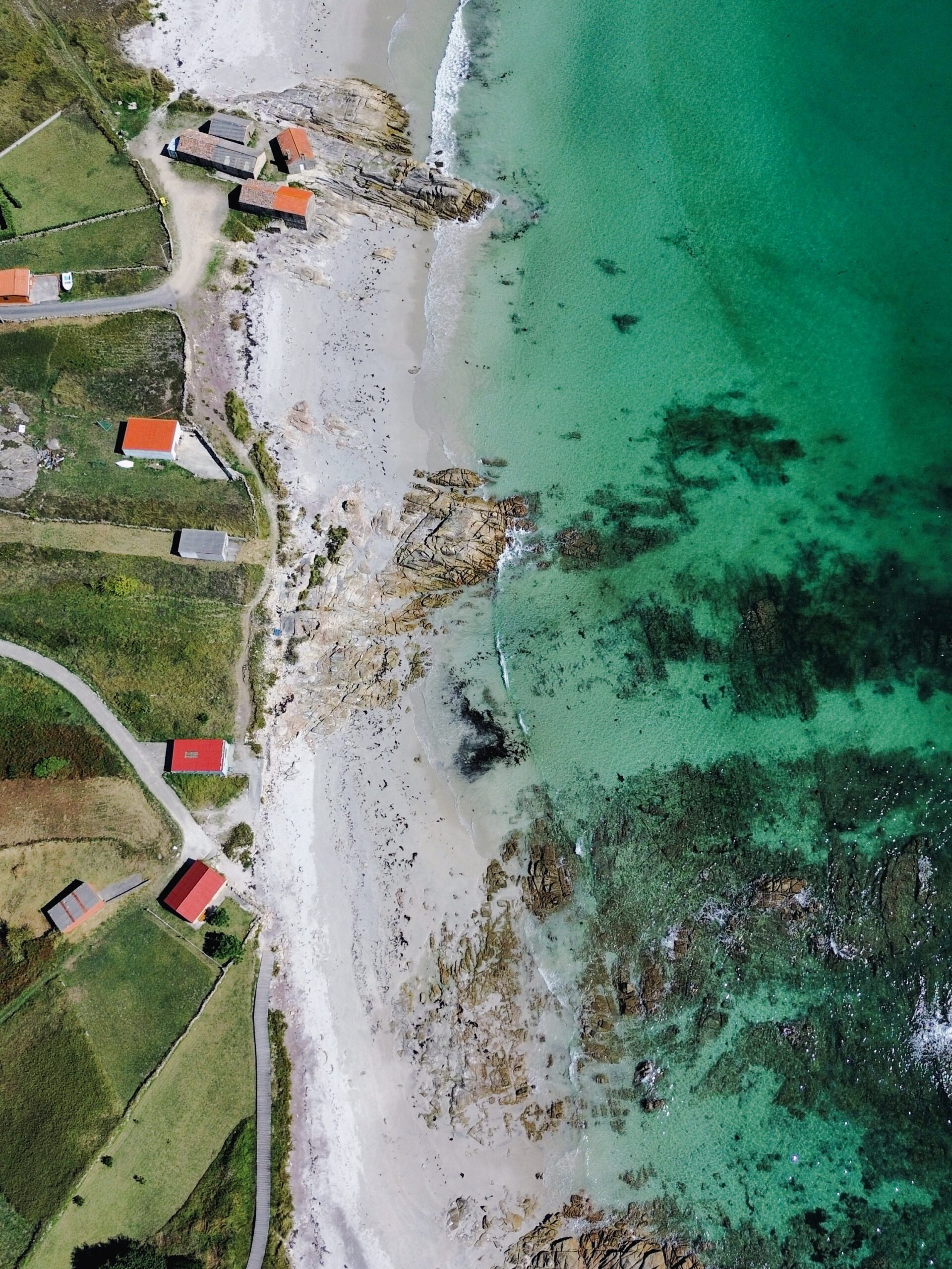 vista-aerea-praia-carnota-galiza Imagem de drone sobre a Praia de Carnota, mostrando o extenso areal branco e as águas cristalinas da Costa da Morte.
