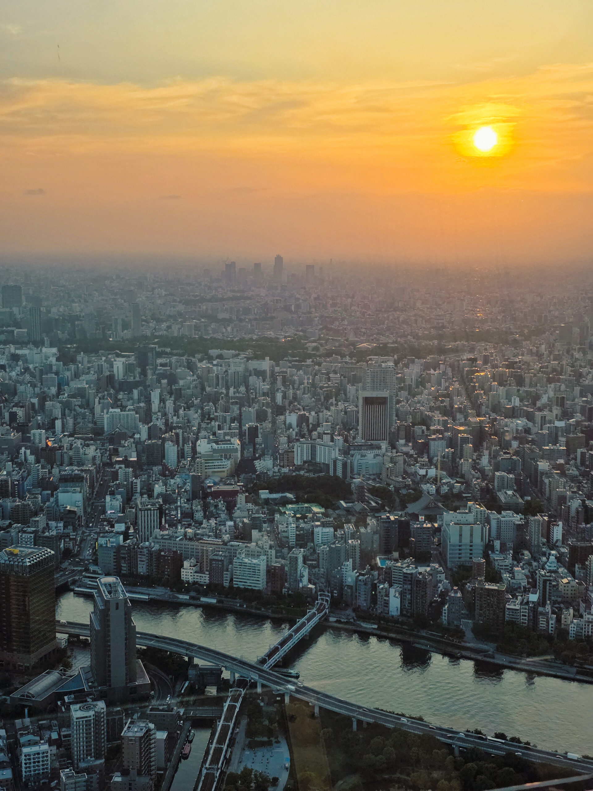 Vista aérea de Tóquio ao pôr do sol, ideal para quem chega ao Japão por avião