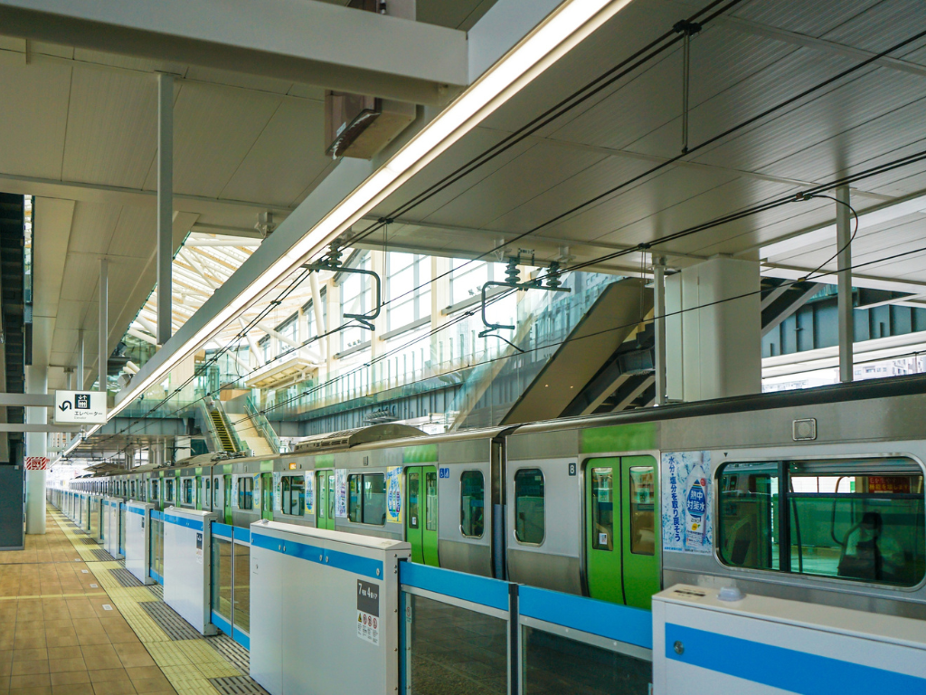 Transportes locais, da Keisei Access Express, que ligam o aeroporto de Narita ao centro de Tóquio