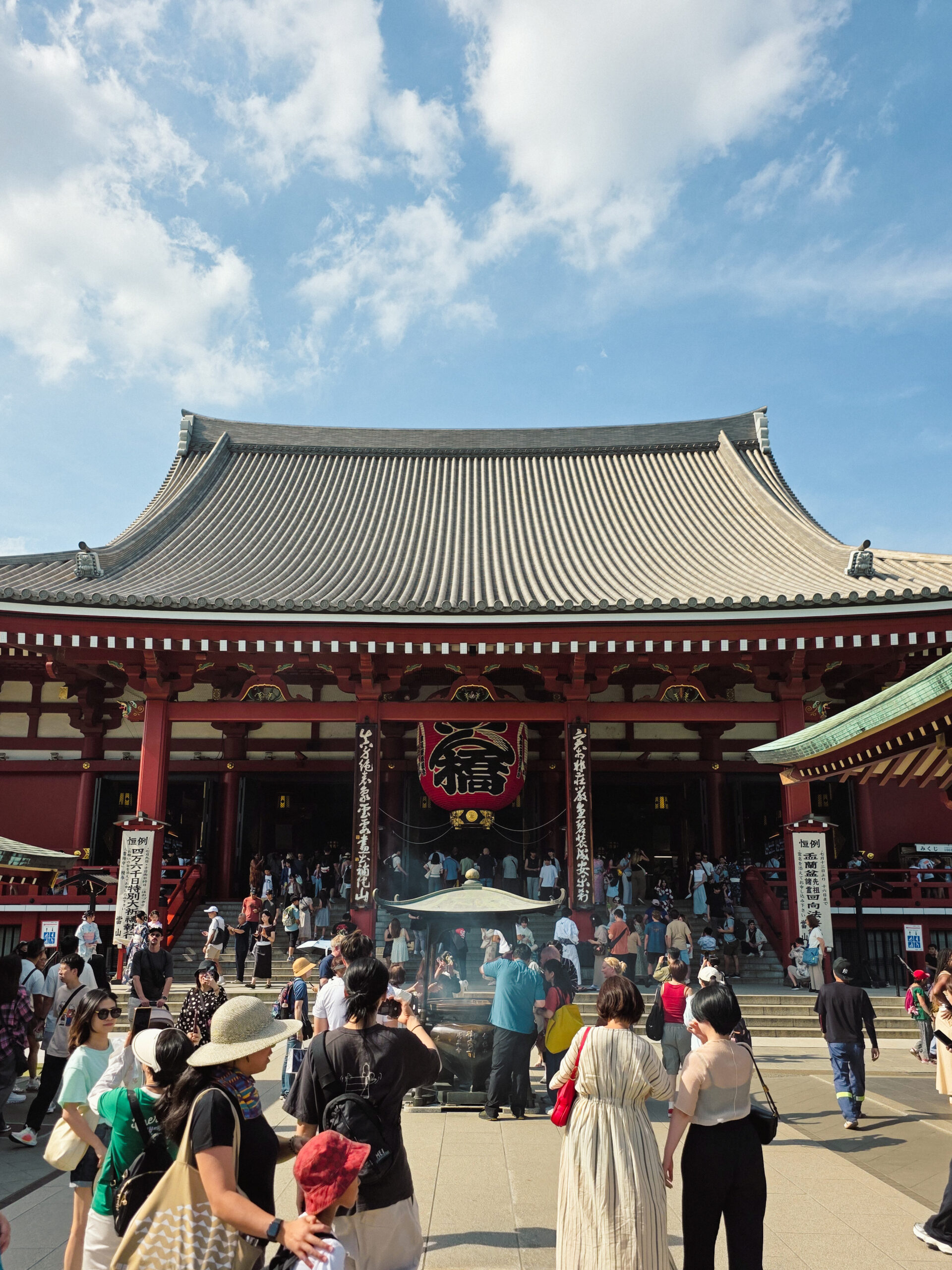 Turistas a visitar o Templo Senso-ji em Tóquio, uma das principais atrações do Japão.