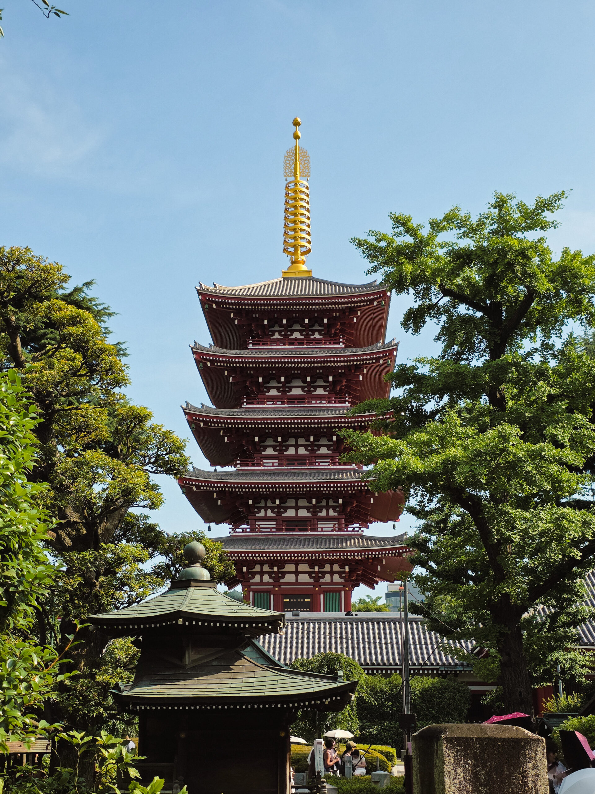 Templo japonês em Tóquio, exemplo da serenidade e segurança que se sente ao viajar no Japão