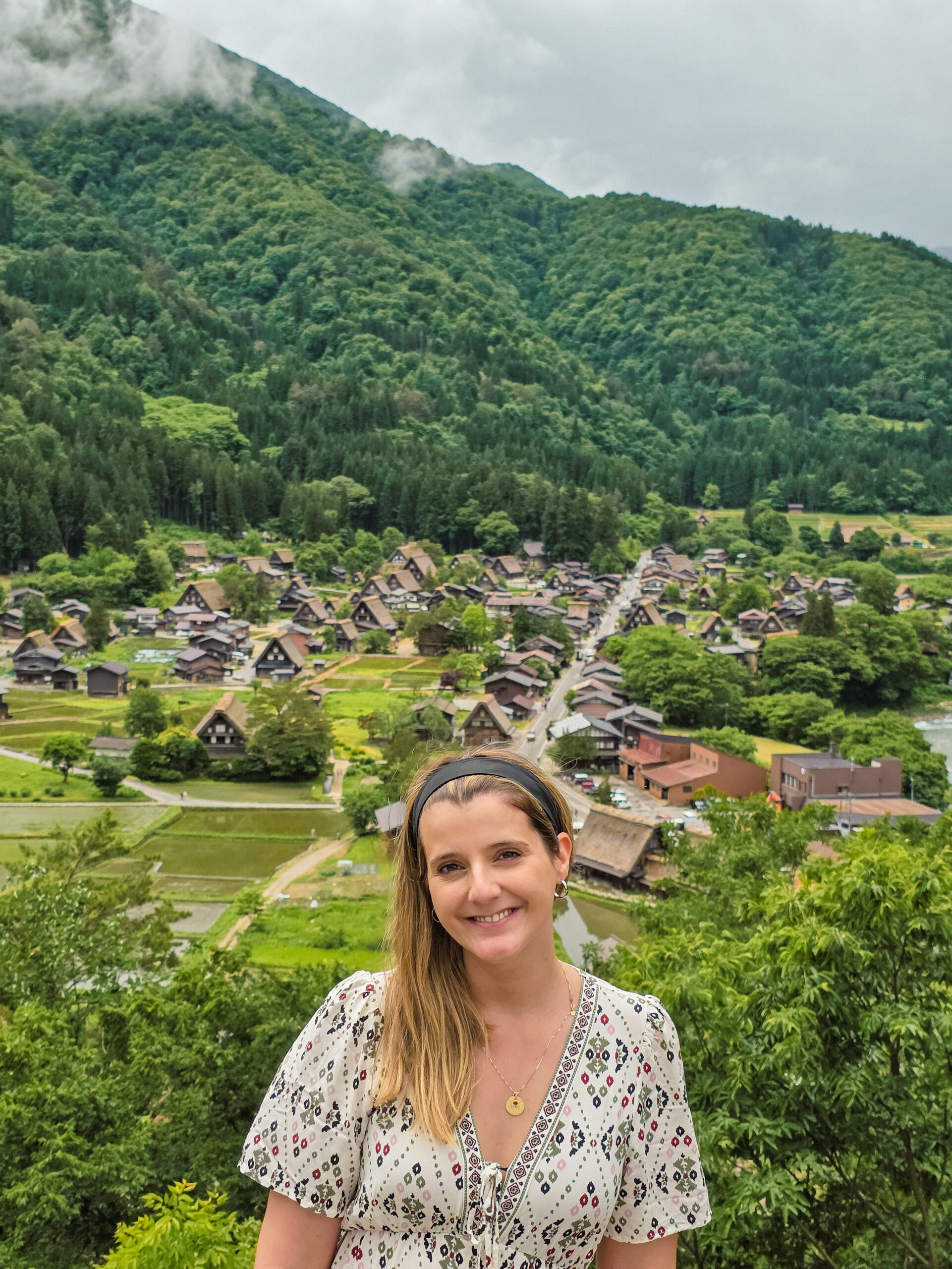 Viajante em Shirakawa-go, aldeia tradicional nas montanhas do Japão, durante uma viagem com seguro de viagem.