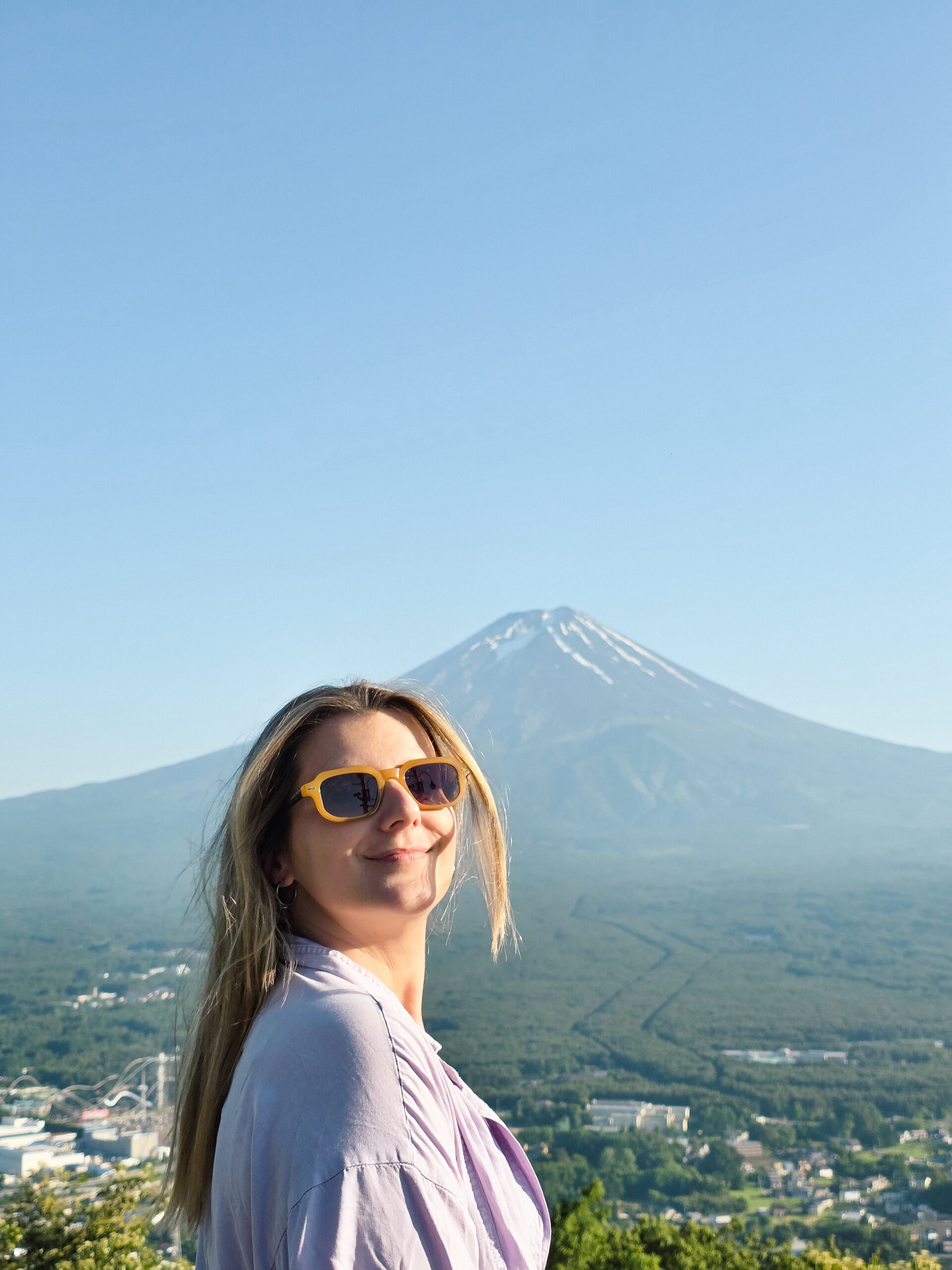Mulher a viajar no Japão com o Monte Fuji ao fundo, conectada à internet através de eSIM de viagem.