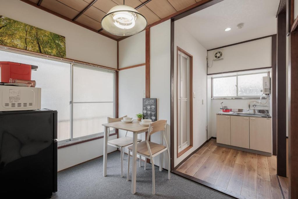 Área de refeições e kitchenette do apartamento Self Check-in Shinjuku Windhouse em Shinjuku, Tóquio, ideal para quem procura onde ficar em Tóquio com bebé.