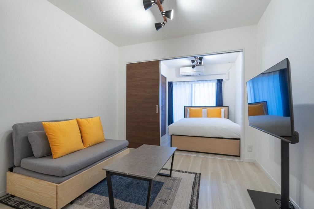 Sala e quarto do apartamento Curasion Oyodonaka em Osaka, uma opção confortável para quem procura onde ficar em Osaka com boa relação qualidade-preço.