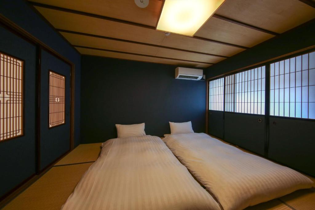 Sala tradicional japonesa do Souwaan em Takayama, com tatami, mesa baixa e portas shoji, típica de uma casa japonesa.