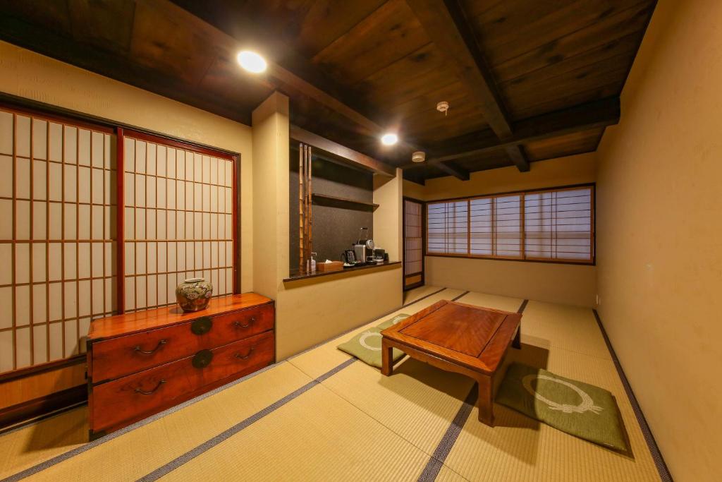 Quarto tradicional japonês do Souwaan em Takayama, com futons estendidos no tatami e janelas shoji.