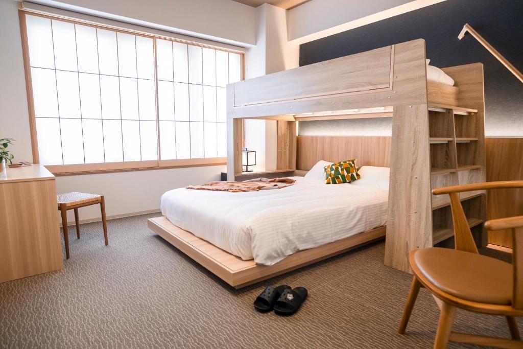 Quarto espaçoso do WAYFARER Shin em Quioto, com cama de casal e beliche superior, ideal para famílias que procuram onde ficar em Quioto.
