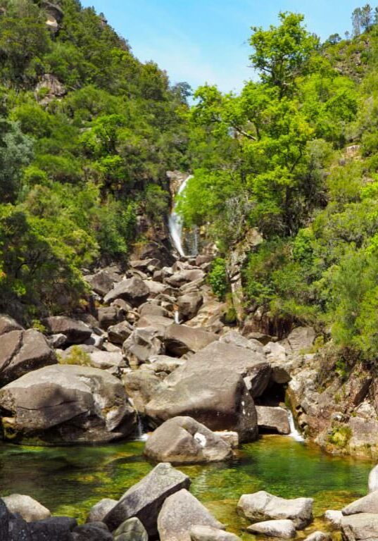 Cascata da Rajada e a respetiva lagoa que fica no Parque Nacional Peneda Gerês