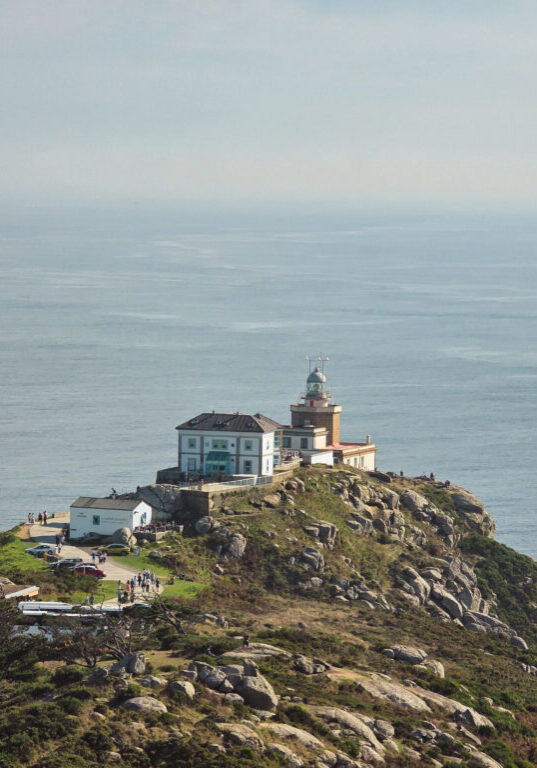 Vista panorâmica do Cabo Finisterra, na Galiza, com o Atlântico ao fundo.