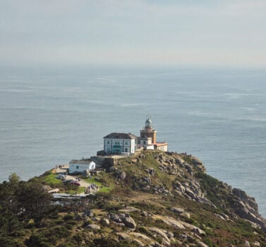 Vista panorâmica do Cabo Finisterra, na Galiza, com o Atlântico ao fundo.